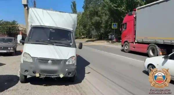 Фото к материалу: В Шахтах водитель грузовика сбил 11-летнюю девочку