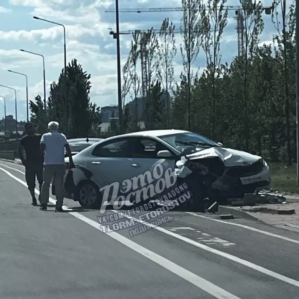 В Ростове легковушка вылетела на «встречку» и снесла забор на левом берегу
