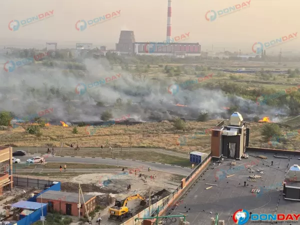 Фото к материалу: В Ростове в Левенцовке полыхает сухая трава