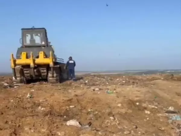 Фото к материалу: Спустя два дня полностью ликвидировали пожар на мусорном полигоне в Шахтах