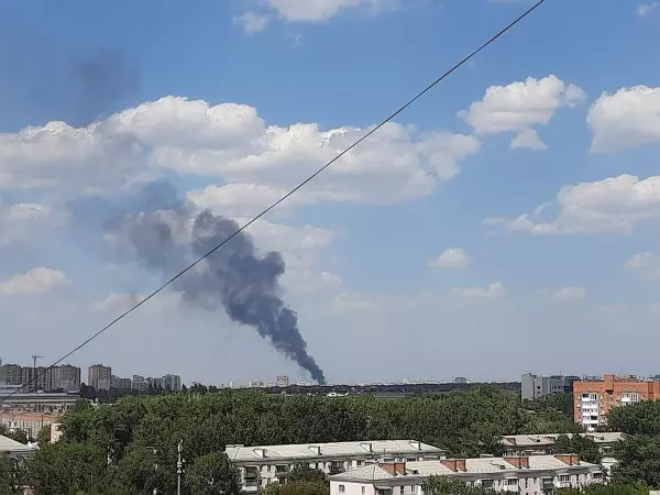 Фото к материалу: В Ростове на месте пожара на улице Орской собирается пробка