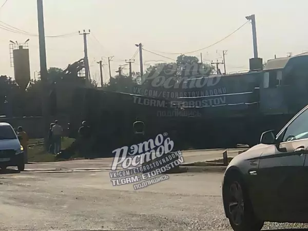 Фото к материалу: В Ростове поезд снес КамАЗ