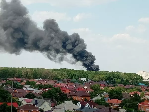 Фото к материалу: Появились кадры крупного пожара на улице Орской в Ростове