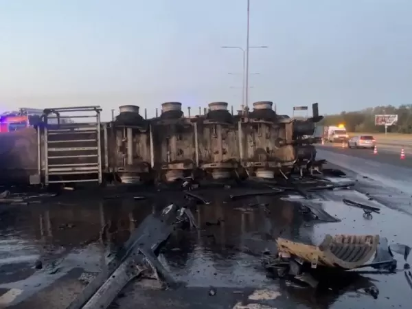 Фото к материалу: В результате смертельного ДТП в Аксайском районе произошел крупный пожар