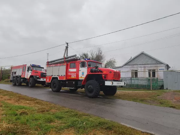 Фото к материалу: В Ростовской области на площади 400 квадратов полыхает трава