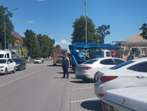Фото к материалу: На месте пожара в торговом центре в Новошахтинске перекрыли движение