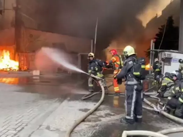 Фото к материалу: Площадь пожара на Орской в Ростове увеличилась до 9,1 тысячи квадратных метров