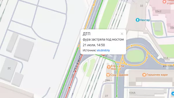 Фото к материалу: Громадная фура застряла под мостом на Менжинского в Ростове