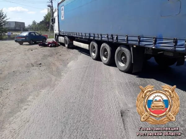 В Азове в ДТП с грузовиком пострадали мотоциклист и его пассажирка