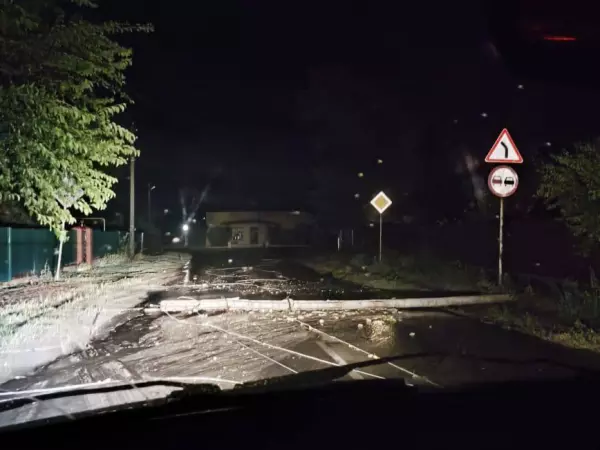 Фото к материалу: Из-за сильной грозы 11 населенных пунктов в Ростовской области остались без электричества