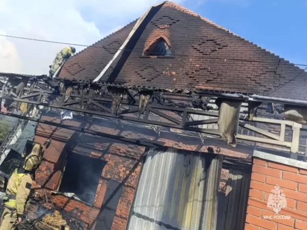 В Ростове на большой площади горят частный дом и две машины