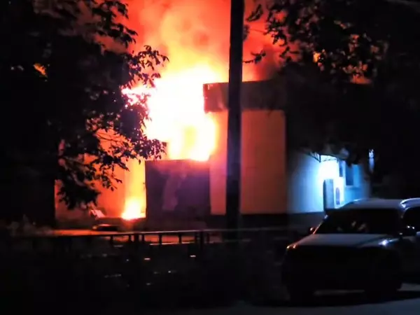 Фото к материалу: В Шахтах сгорел овощной магазин