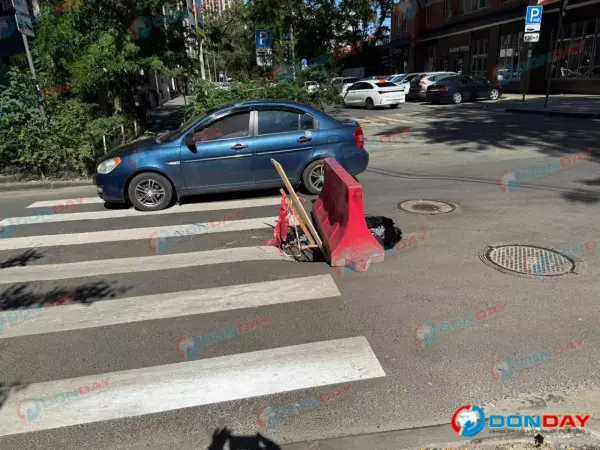 Фото к материалу: В Ростове на месте, где провалился мусоровоз, образовалась новая яма