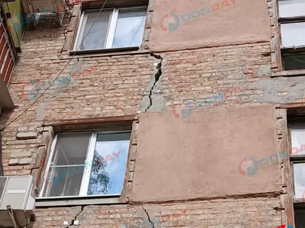 Жители аварийного дома на Щаденко в Ростове просят установить маяки в трещинах