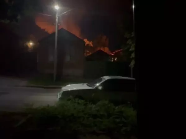 Три частных дома сгорели ночью в Ростове
