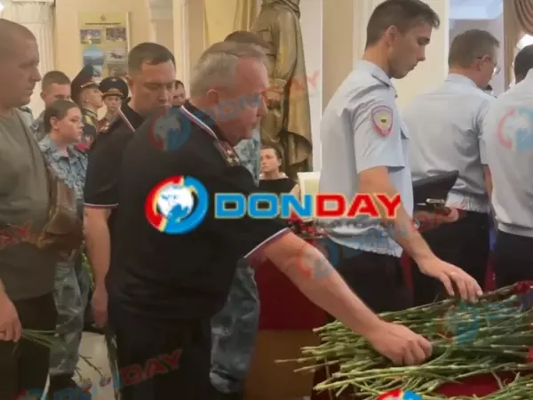 Фото к материалу: Десятки ростовчан пришли на прощание с двумя саперами, погибшими при разминировании БПЛА в Сальске