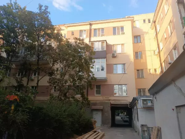 Фото к материалу: В Ростове фасад исторического дома-гиганта закатывают в штукатурку