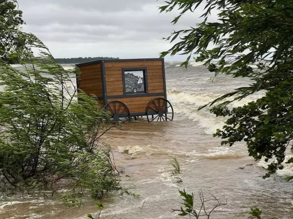 Машины уходят под воду: кадры жуткого наводнения в Санкт-Петербурге