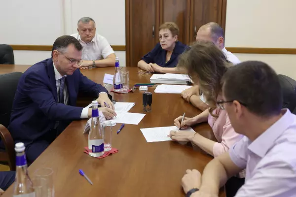 Фото к материалу: Юрий Слюсарь подал в избирком документы на регистрацию кандидатом на выборах