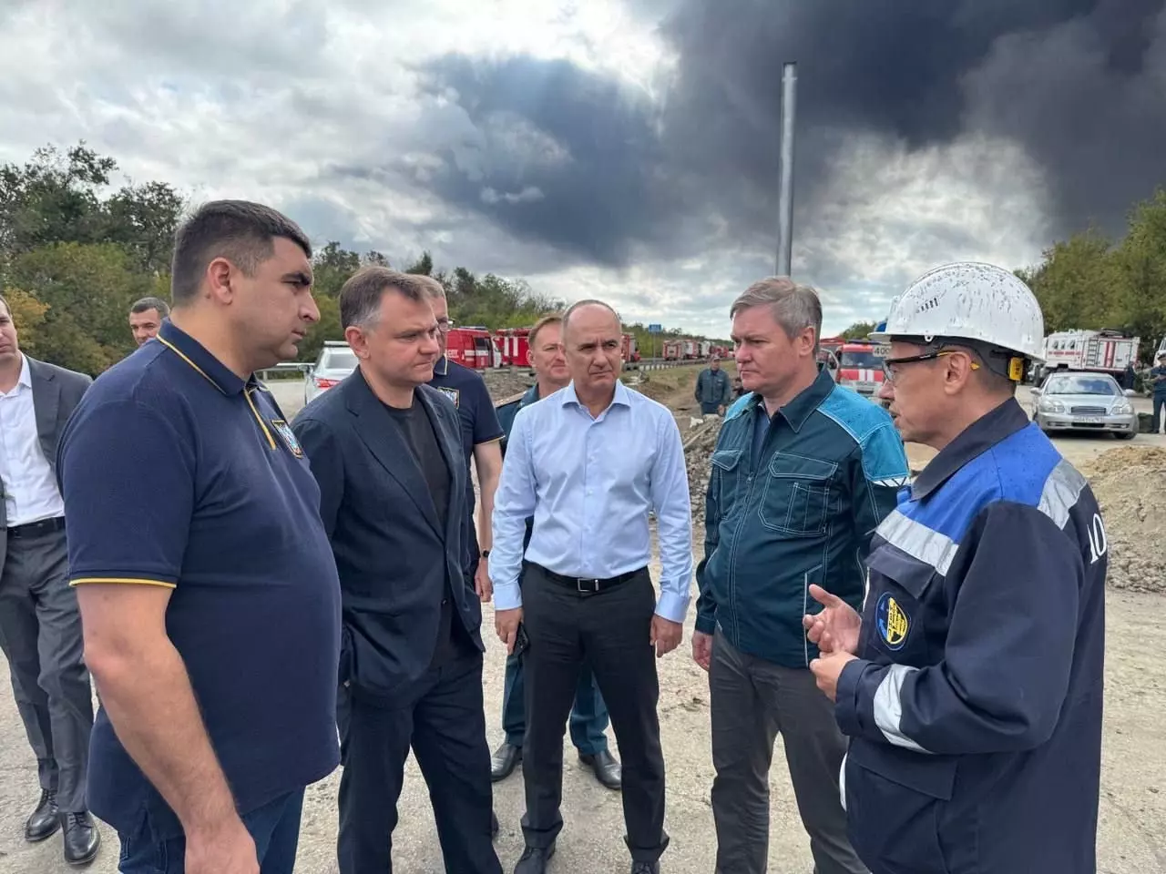 Площадь пожара на Новошахтинском заводе нефтепродуктов удалось сократить