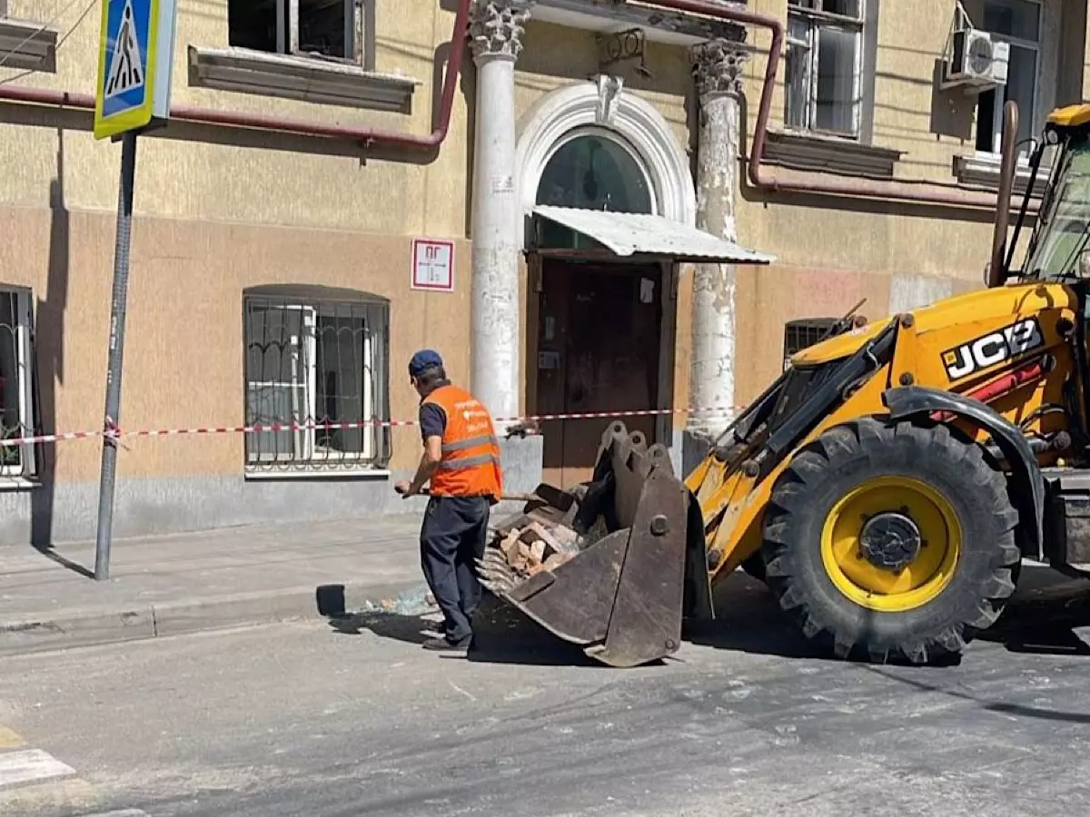 Появились кадры ликвидации последствий в результате атаки БПЛА в центре Ростова