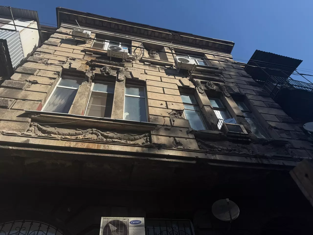 В Ростове с фасада доходного дома А. Ф. Чуриной осыпаются части кирпичей