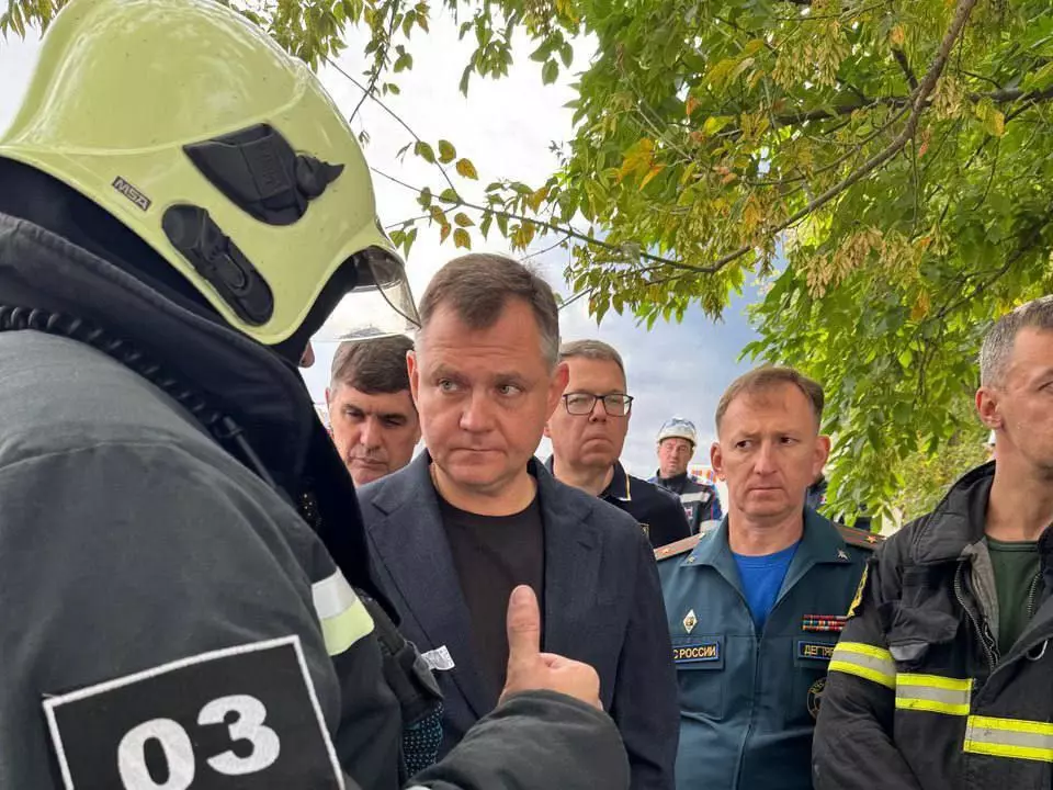 Крупный пожар на заводе нефтепродуктов в Новошахтинске тушат почти пол тысячи человек