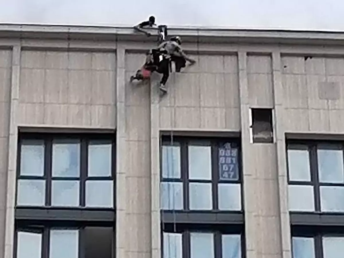 В многоэтажке на Левобережной после атаки БПЛА начались ремонтные работы