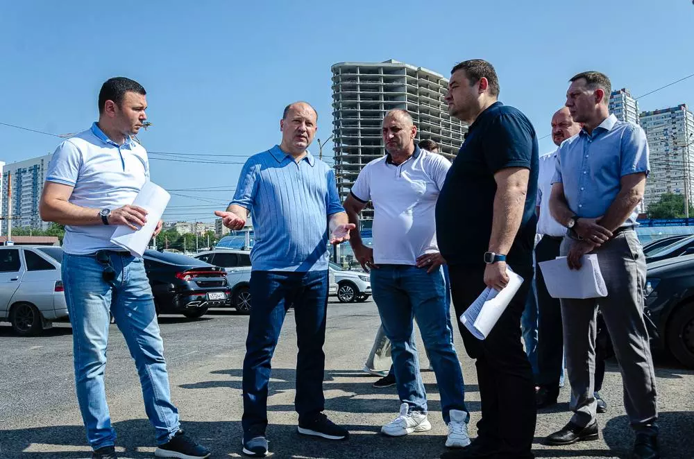 Александр Скрябин: на Привокзальной площади обновляют дорожное покрытие и тротуарную плитку