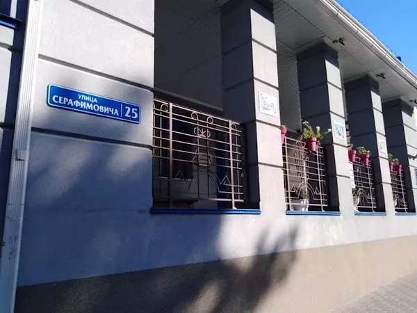 После атаки БПЛА в Ростове для жильцов поврежденного дома развернули ПВР