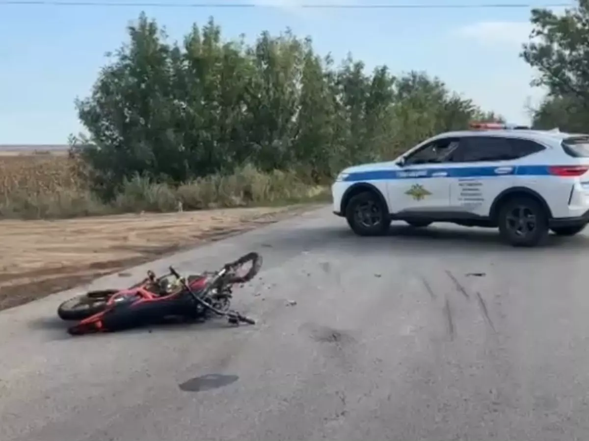 В Волгодонске в ДТП с большегрузом пострадали двое подростков на питбайке
