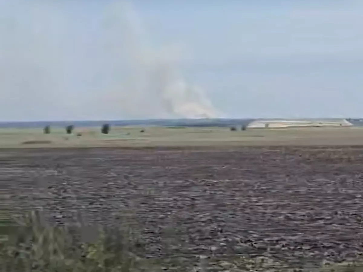 В Мартыновском районе полыхает тысячи квадратных метров сухой растительности
