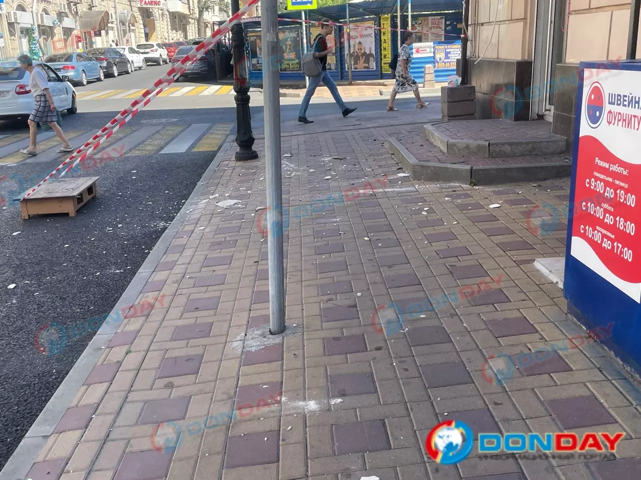 В центре Ростова со здания на пешеходный тротуар сыпется штукатурка