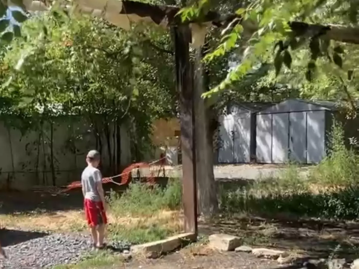 В Ростове горячая вода вторые сутки заливает территорию рядом детской площадки