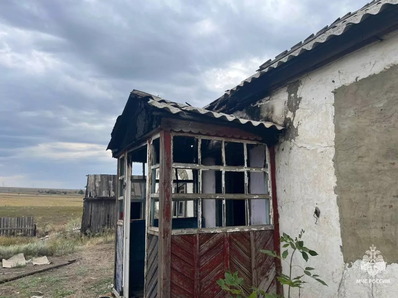 В Красном Сулинском районе соседкие собаки спасли дом от пожара