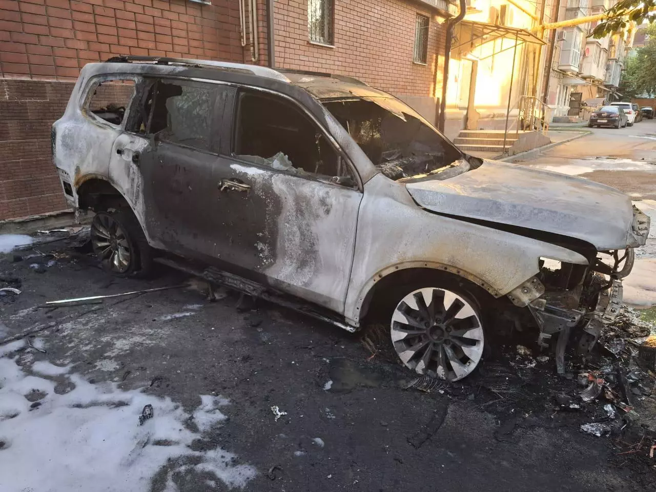 В Шахтах ищут поджигателя люксового внедорожника стоимостью 6,5 млн рублей