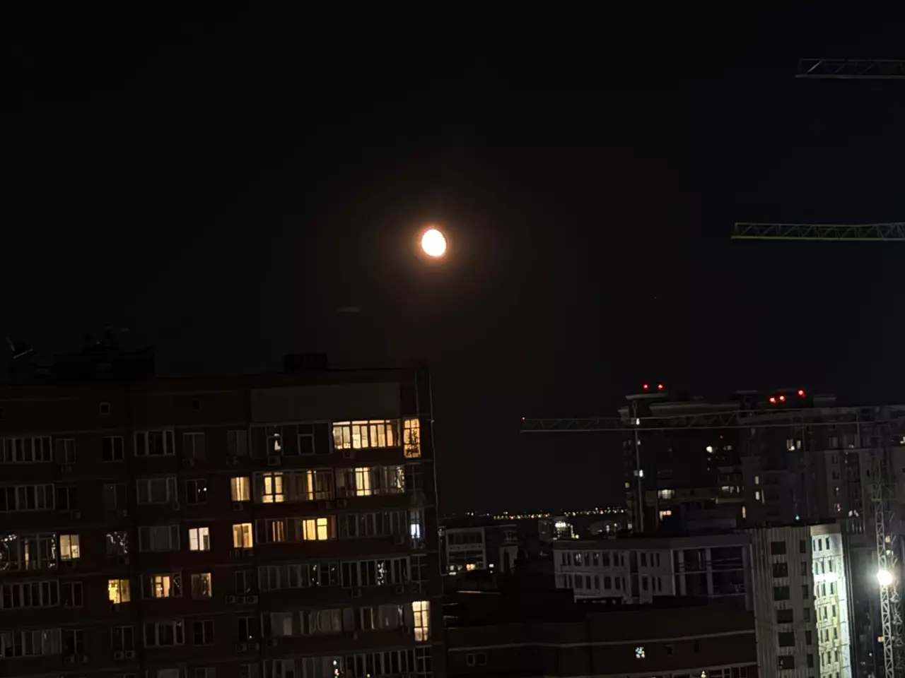 Ростовчане поделились кадрами ярко-оранжевой Луны