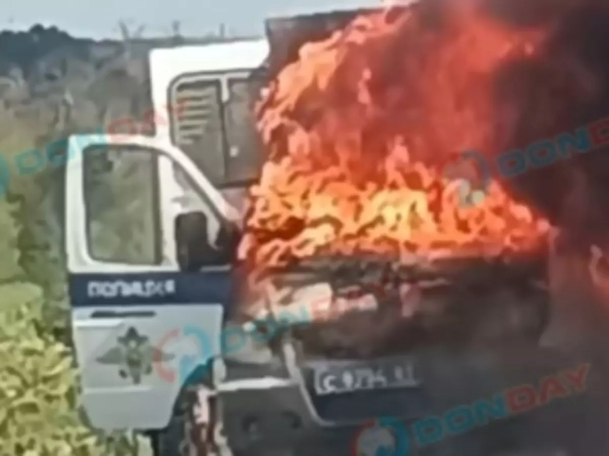 На трассе между Казачьими Лагерями и Персиановкой в Ростовской области горит грузовик