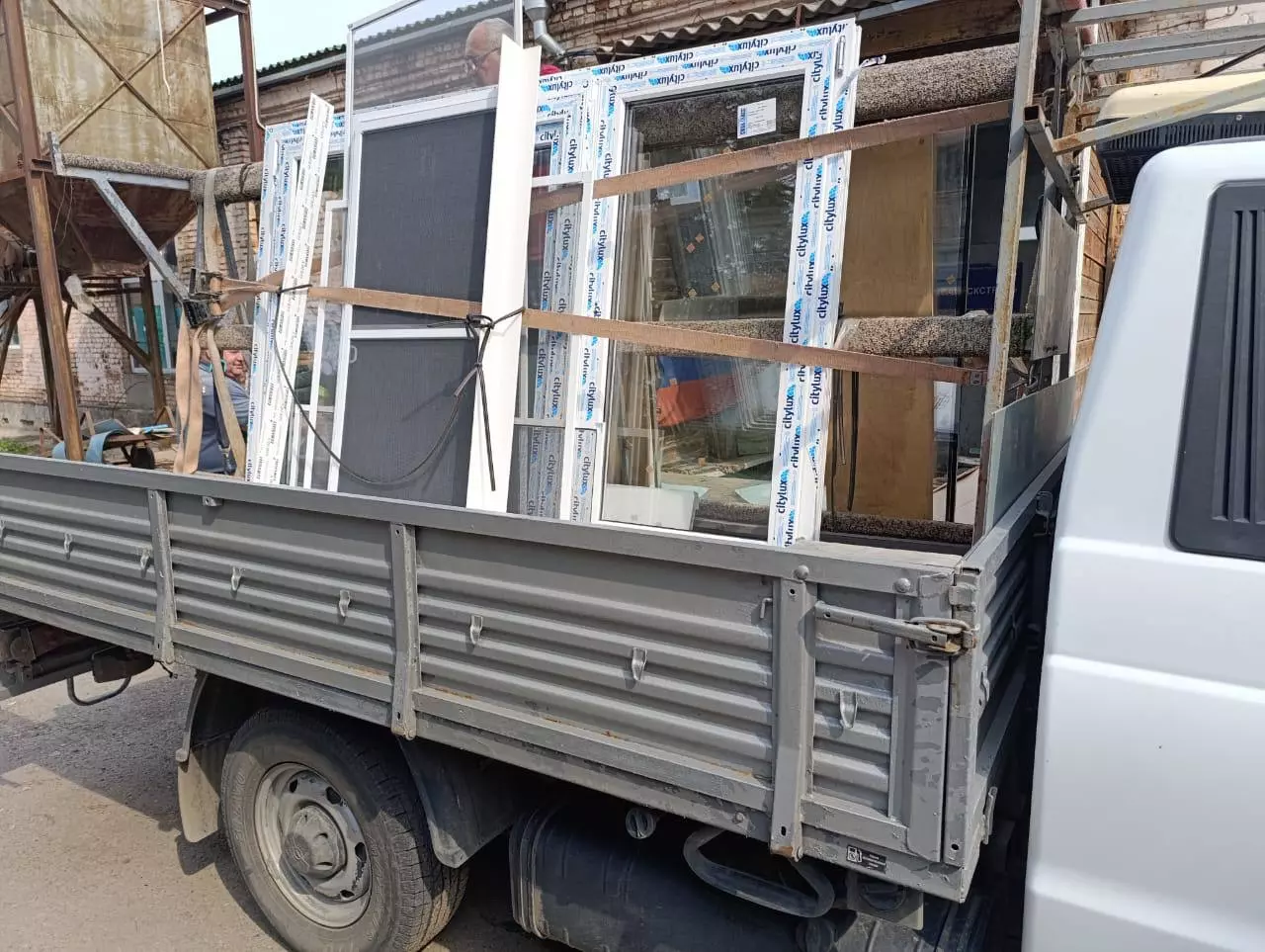 В Сальске приступили к замене поврежденных от БПЛА оконных рам в жилых домах