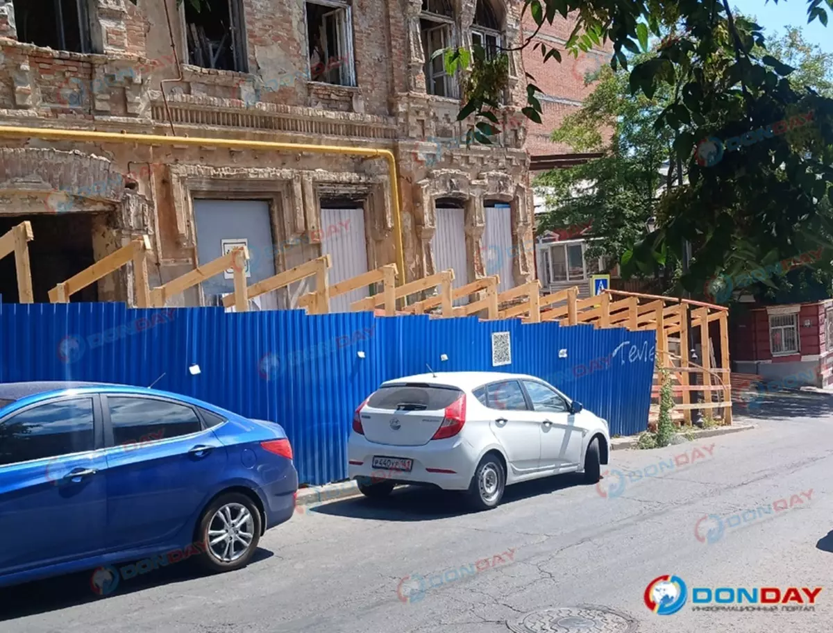 Возле разрушающегося дома Гудермана в Ростове начали строить временное ограждение
