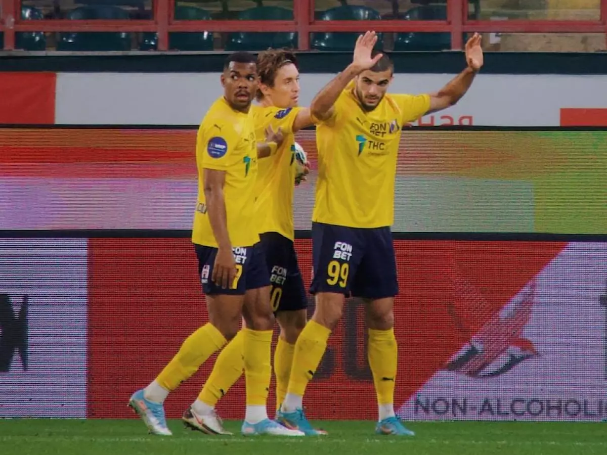 Lidiya Pirelli porno onlayn Nopok qiz ozining sobiq sevgilisini minib oladi.