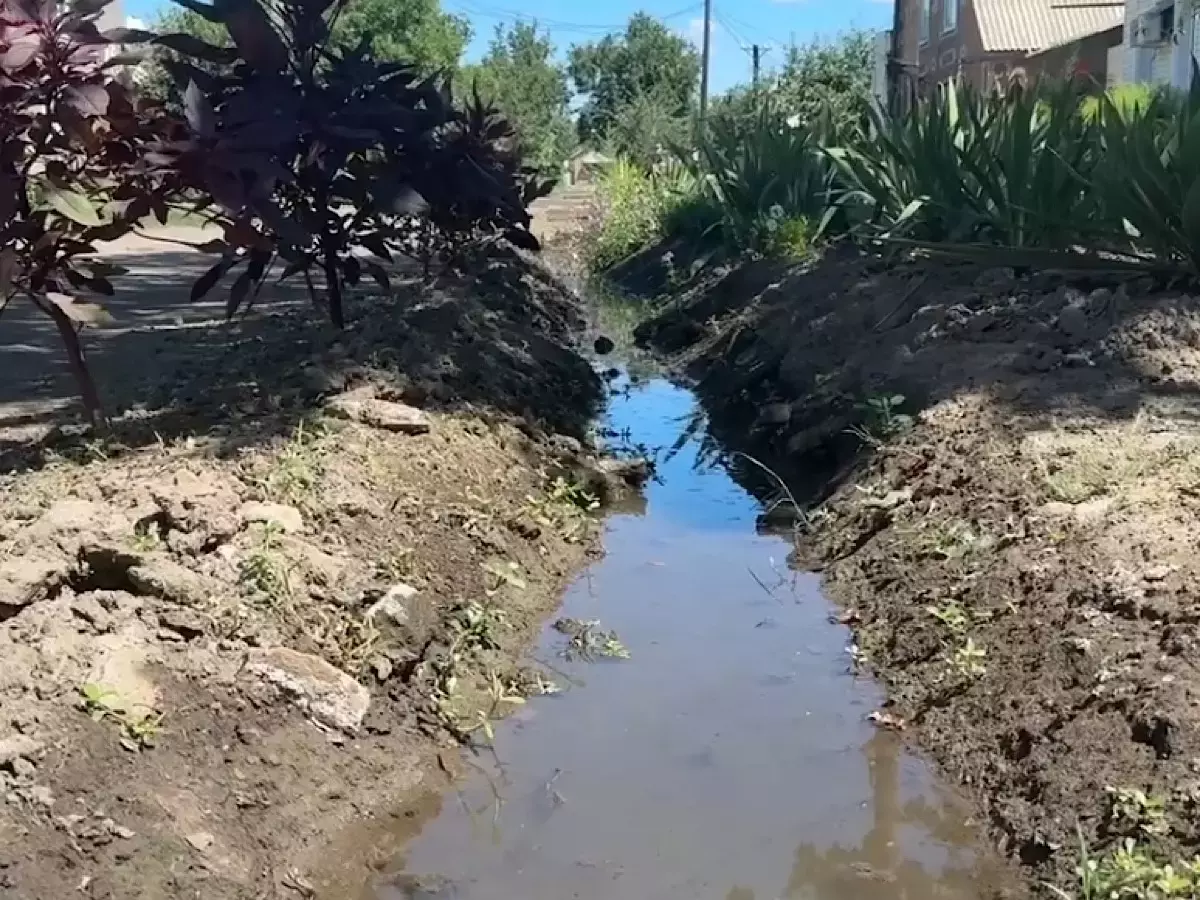 Водоканал обратил внимание на частые потопы в Красном Сулине на улице Фирсова