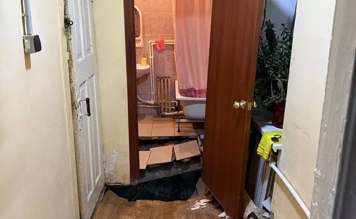 Прокуратура проверит соблюдение прав жильцов дома с провалившимся полом в Таганроге