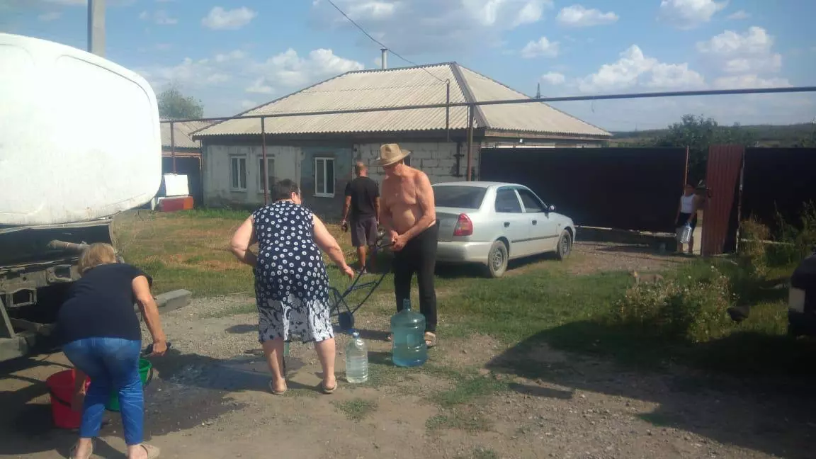 На третий день после обнаружения в скважинах «горючей» воды в поселке Красного Сулина организовали подвоз воды