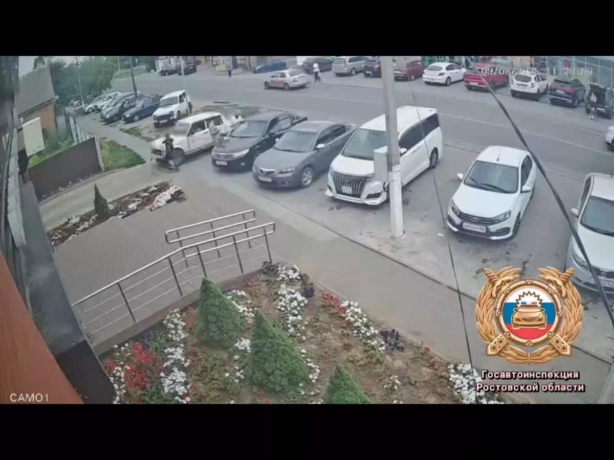 Подросток на самокате попал под колеса автомобиля в Ростовской области