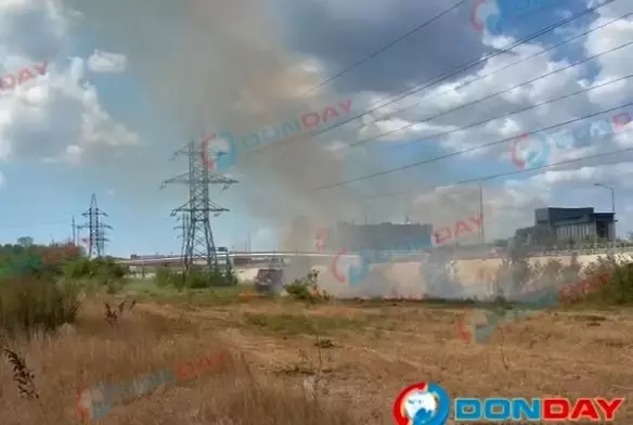 В Ростове на левом берегу полыхает сухая трава