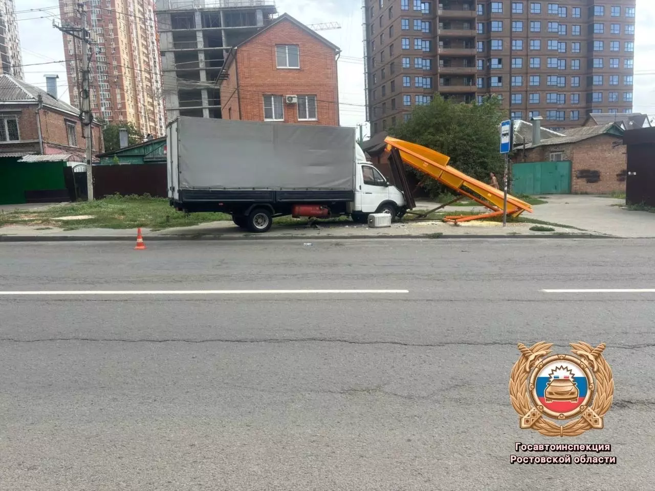 Грузовик без водителя врезался в остановку с людьми на Мечникова в Ростове