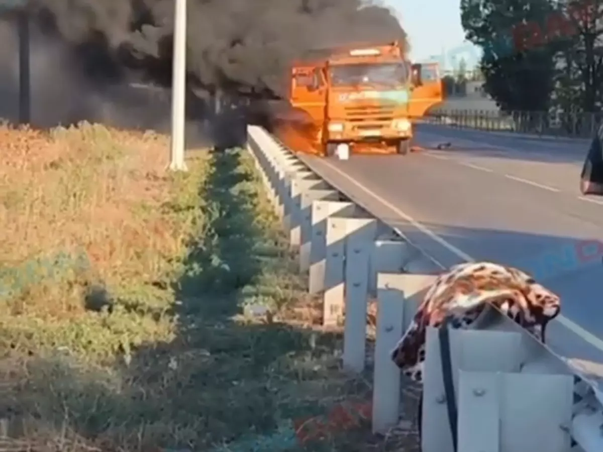 Эпичные кадры: В Азове очевидцы сняли полыхающий грузовик