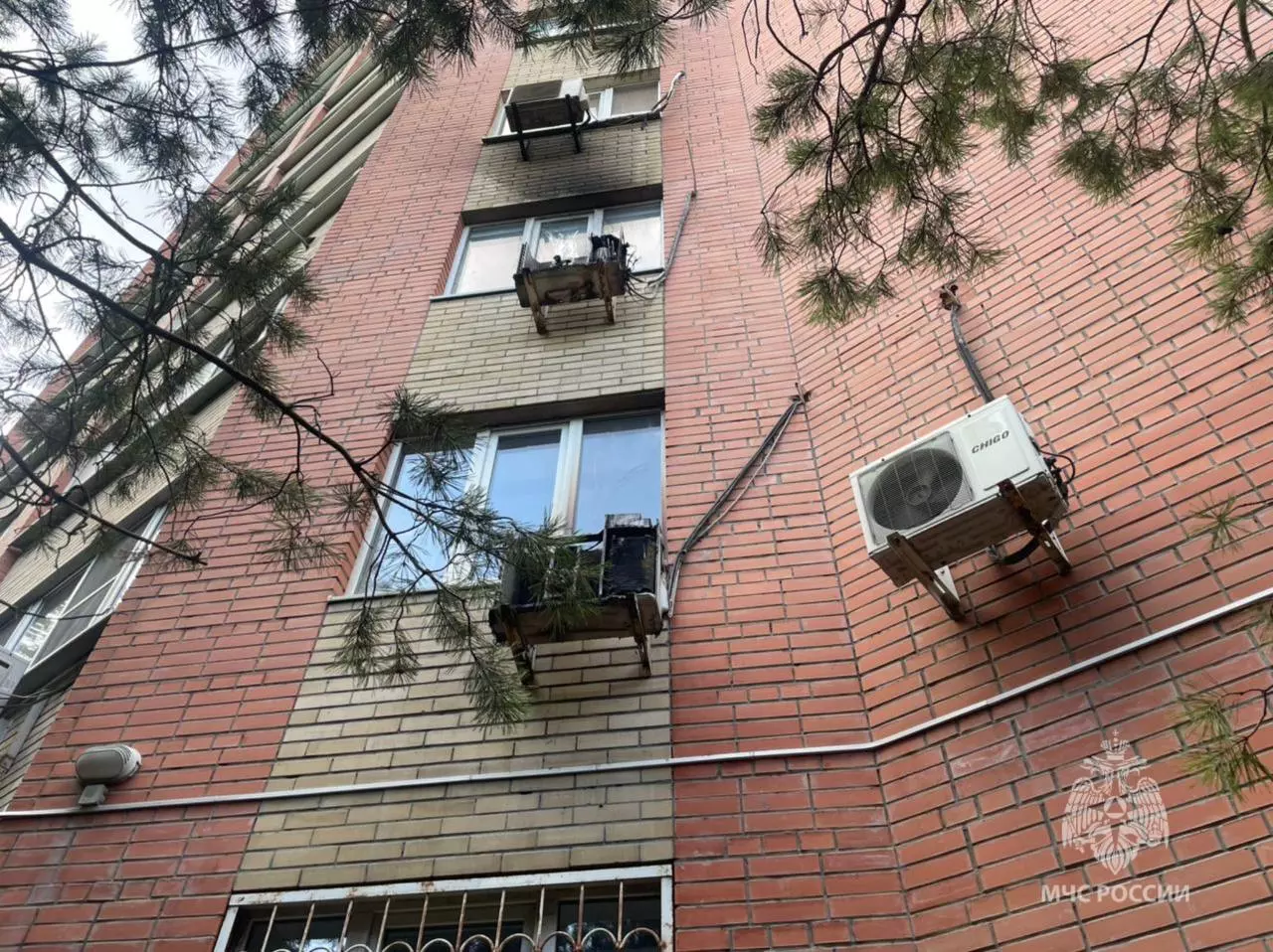Ростовчане едва не пострадали из-за горящего блока кондиционера в многоэтажке 