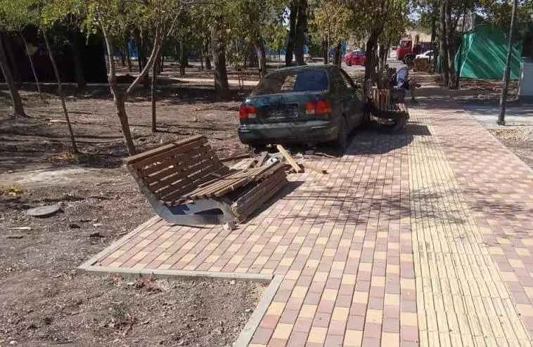 Легковушка влетела в сквер и повредила скамейку в Таганроге